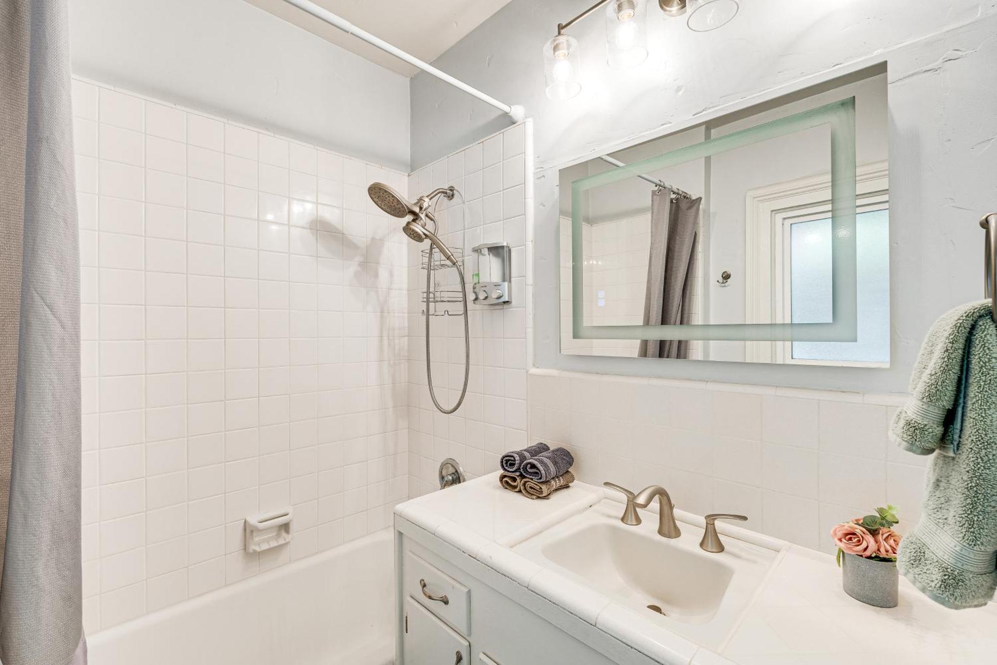 Bright Woodland Apartment Walk To Main Street Luaran gambar